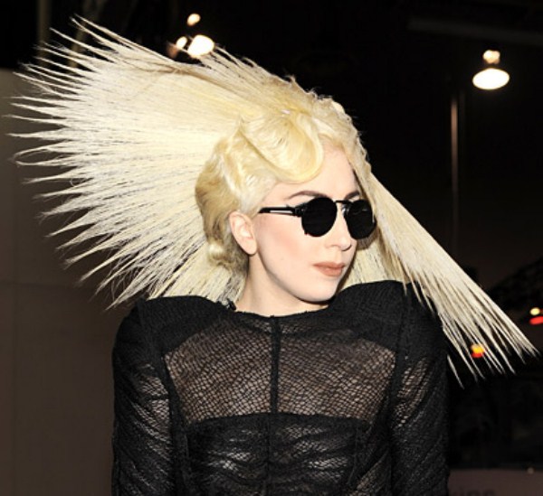 Леди Гага эмчийнхээ үгнээс зөрж өндөр өсгийтөө өмссөөр